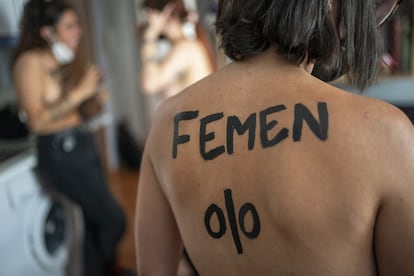 Una activista de Femen, durante los preparativos.