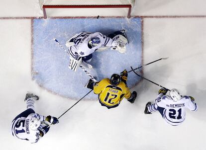 Partido de hockey hielo que enfrenta a los Nashville Predators contra Toronto Maple Leafs. Fisher, jugador de los Predators, anota un tanto.