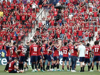 Los jugadores de Osasuna celebran su clasificación para la Conference League el pasado mes de mayo.