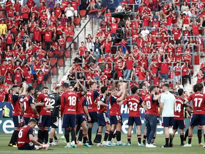 Los jugadores de Osasuna celebran su clasificación para la Conference League el pasado mes de mayo.