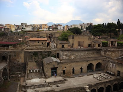 Vista de la ciudad romana de Herculano, con el Vesubio al fondo.