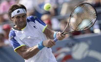 Ferrer golpea la bola ante Bautista.