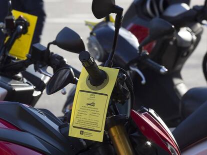 Motos con el aviso de la Guardia Urbana de Barcelona