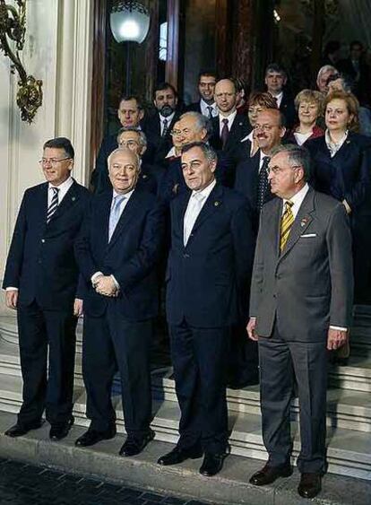 Moratinos posa junto a los representantes de los países que han ratificado la Constitución.