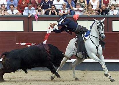 Sergio Galán, en el primer toro de su lote.