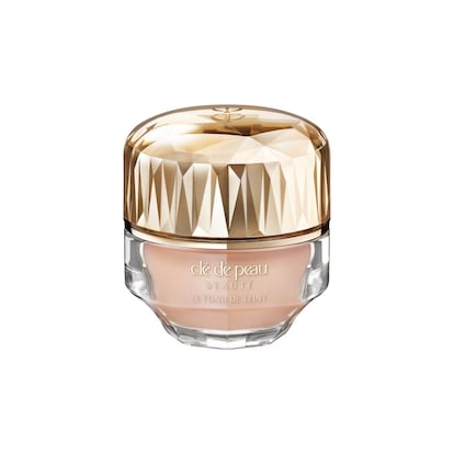 Clé de Peau Beauté es una marca japonesa lanzada en 1982 como una línea de alta gama en el grupo Shiseido. Con un precio de 329 euros los 28 ml., esta base está entre las más caras del mercado. Ofrece una cobertura media con un acabado difuminador y además sirve como tratamiento para la piel gracias a ingredientes que reponen la hidratación y trabajan la aparición de arrugas y líneas finas. Disponible en 25 tonos, tiene un factor de protección SPF25 y una textura rica y cremosa.