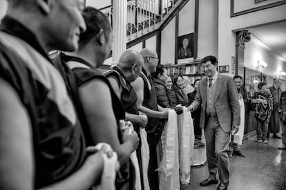 <p>Lobsang Sangay, el sikyong ('gobernante' o 'regente') del Gobierno tibetano en el exilio, es recibido por residentes tibetanos en España con el ofrecimiento de las khatas (bufandas blancas) tradicionales en el Ateneo de Madrid, donde dio una conferencia durante su visita a España en noviembre de 2018.</p>