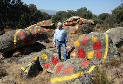 Alfredo Melgar, dueño del terreno donde se sitúan las aproximadamente 130 rocas pintadas por Ibarrola durante los veranos de los años 2005-2009. Melgar e Ibarrola se conocieron durante las manifestaciones de ¡Basta Ya!, un amigo común les puso en contacto y el artista decidió refugiarse en Ávila para salir del ambiente hostil que vivía en el País Vasco a causa de las amenazas de ETA y de los ataques a su obra.