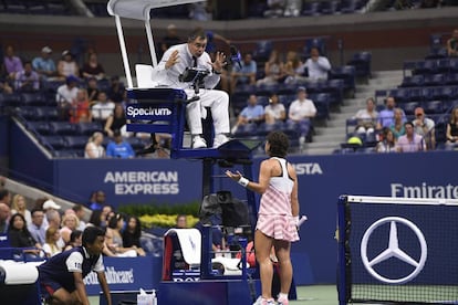 Carla Suárez protesta al árbitro por el ruido durante el partido contra Keys en la pista central de Nueva York.