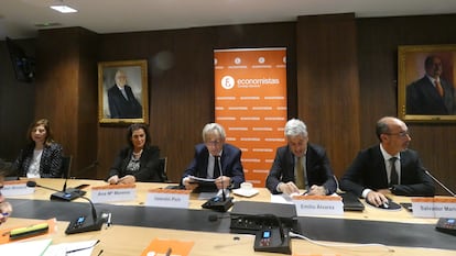 De izda. a dcha: Isabel Brusca, catedrática de Economía Financiera y Contabilidad de la Universidad de Zaragoza, Ana Moreno, coordinadora del Comité del Sector Público del CGE, Valentín Pich, presidente del Consejo General de Economistas de España (CGE), Emilio Álvarez, presidente del REA-CGE, y Salvador Marín, director del Servicio de Estudios del CGE