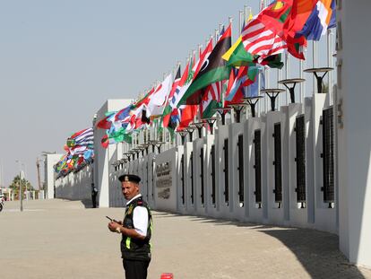 Un policía de tráfico de Egipto, a la entrada del centro de convenciones de Sharm el-Sheikh, donde se celebra la cumbre del clima.