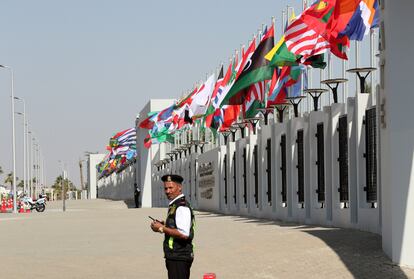 Un policía de tráfico de Egipto, a la entrada del centro de convenciones de Sharm el-Sheikh, donde se celebra la cumbre del clima.