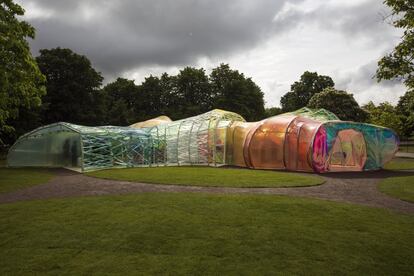 Vista general del pabellón que se ha construido para celebrar el 15 aniversario del proyecto Serpentine Gallery. La instalación con forma de crisálida de colores ha sido diseñada por los arquitectos españoles José Selgas y Lucía Cano y se abrirá al público el 25 de junio, en Londres (Reino Unido).