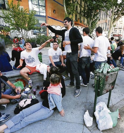 La Latina has fine bars and eateries, but it is also popular with youngsters who drink in the street