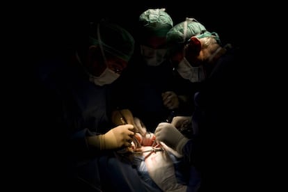 Un trasplante en un hospital gallego, en 2010.