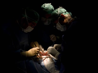 Un trasplante en un hospital gallego, en 2010.