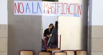 Estudiantes de la Universidad de Alicante bloquearon la entrada del edificio de rectorado