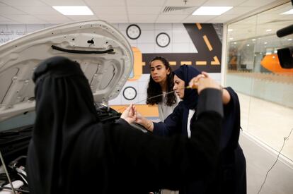 El curso de conducción para las mujeres tiene el mismo nivel de exigencia que el de los hombres. En la imagen, la instructora enseña a Maria al Faraj y Amira Abdelgader cómo comprobar el nivel de aceite del motor.