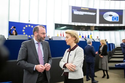 El líder del PPE, Manfred Weber, y la presidenta de la Comisión, Ursula von der Leyen, en el Parlamento Europeo.
