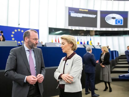 El líder del PPE, Manfred Weber, y la presidenta de la Comisión, Ursula von der Leyen, en el Parlamento Europeo.