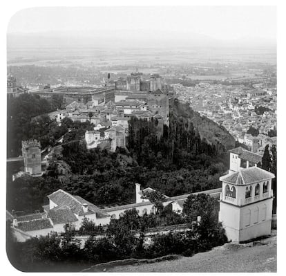 El emblemático complejo palaciego y su fortaleza junto al gran jardín.