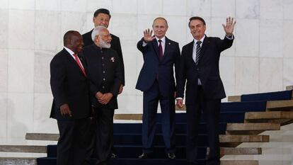 Da esquerda à direita: Cyril Ramaphosa, presidente da África do Sul; o premiê da Índia, Narendra Modi; o presidente da China; Xi Jinping; o presidente russo, Vladimir Putin; e o presidente brasileiro, Jair Bolsonaro, nesta quinta-feira, em Brasília, no encontro dos BRICS.