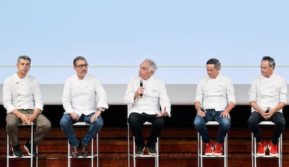 Los chefs Eduard Xatruch (i), Joan Roca (2i), Ferran Adriá (c), y Sergio y Javier Torres (d), durante la presentación de la campaña.