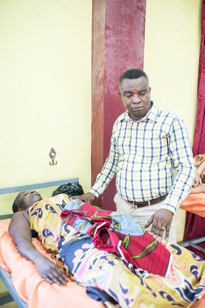 Mucha gente lleva a sus familiares enfermos a la iglesia en vez de al hospital. Un hombre con su esposa en la iglesia de Obinim en Accra.