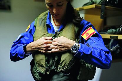 Los pilotos visten también un chaleco salvavidas y un reloj de Breitling de gran precisión. Sobre la cabeza se colocan un casco y una mascarilla que les permite respirar a gran altura.