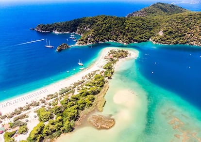 Vista de la laguna azul en Oludeniz, en la Costa Turquesa (Turquía).