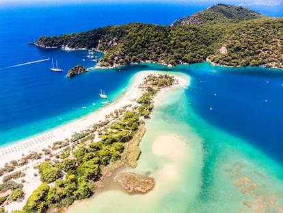 Vista de la laguna azul en Oludeniz, en la Costa Turquesa (Turquía).