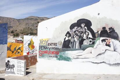 Vista de un mural donde se leen los versos 'Voy, entre pena y pena, sonriendo' pertenecientes al poema 'Tengo estos huesos hechos a las penas...' incluido en el libro 'El rayo que no cesa'. Esta obra, de temática amorosa y compuesta por sonetos, constituye el segundo poemario del poeta oriolano.