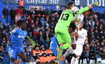 Soria falla ante Varane y concede el primer gol para el Madrid.