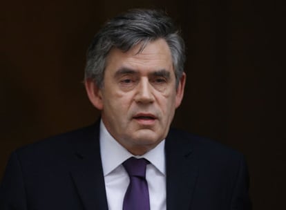 Gordon Brown se dirige a un encuentro con el grupo parlamentario laborista, ayer en Londres.