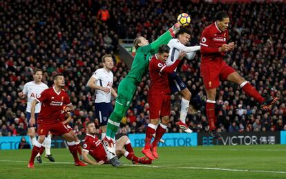 Karius despeja ante Alli y Firmino.