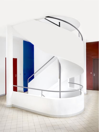 Escalera en la Villa Savoye (1929), obra de Le Corbusier, en Poissy (Francia).<br><br>Auditorios, residencias, villas, museos, salas de concierto, edificios sociales, fábricas de moneda y timbre, templos de la danza… todos ellos son receptáculos idóneos al servicio del proyecto descomunal de la fotógrafa alemana Candida Höfer (Eberswalde, 1944). En su mente y en el objetivo de su cámara, una obsesión: captar la esencia de espacios de conocimiento, poder, congregación o belleza. La exposición individual About Structures and Colors, actualmente y hasta el 8 de febrero en la galería Helga de Alvear de Madrid (calle del Doctor Fourquet, 12) presenta una serie de fotografías de gran formato de interiores, en su mayoría en espacios públicos o semipúblicos, entre Moscú y París. No hay persona alguna. La ausencia de la figura humana persigue lo que es el reto último de la autora: otorgar un protagonismo exclusivo a la arquitectura, el espacio, el continente. Durante tres décadas, Höfer ha producido gran cantidad de imágenes en el interior de todos estos edificios antiguos y modernos en los momentos en los que ya ha cesado toda actividad y están vacíos. La fotógrafa utilizó cámaras de gran formato y adoptó de manera consciente una estética fría. El objetivo: alcanzar una mirada lo más neutra posible para centrar su interés en el vacío y la pureza de formas. La carga histórica de estos espacios estalla en todo su esplendor, sin trucos ni retoques. Resultado: la cultura queda atrapada. En el espacio y en el tiempo.