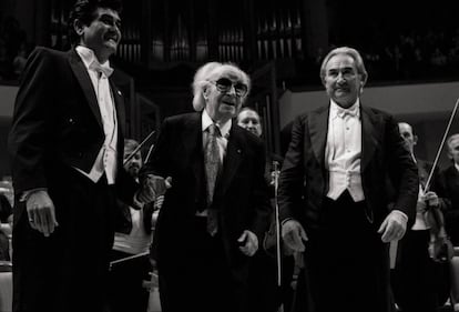 Joaquín Rodrigo, flanked by conductors Aldo Ceccato (left) and Odón Alonso, at the tribute concert for his 90th birthday.