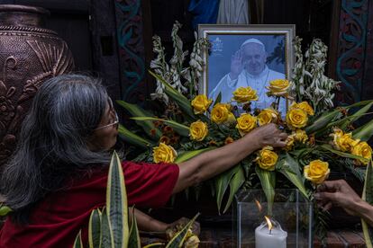 Una devota deposita unas flores en una altar en homenaje al Pontífice en la Iglesia Católica de Santa María Assumpta el Yakarta (Indonesia), el martes.