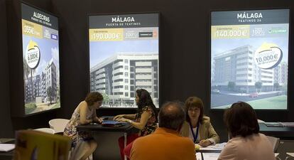 Compradores visitan el 'stand' de una inmobiliaria en la feria Simed.
