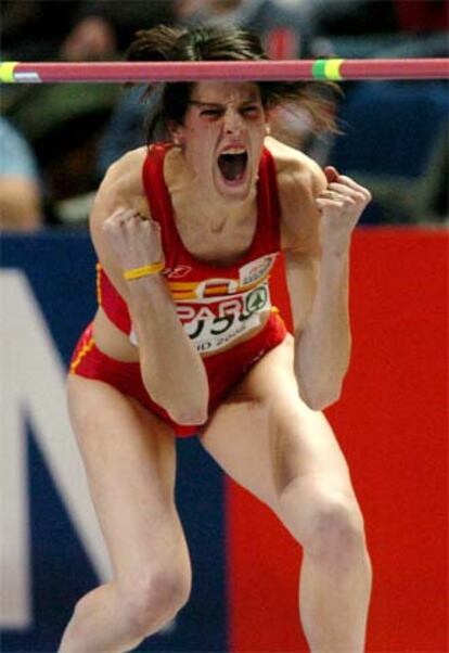 Ruth Beitia grita de alegra tras rebasar el listn a 1,99 metros.