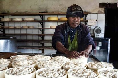 José Muños trabaja en la producción de queso en Huachucocha.