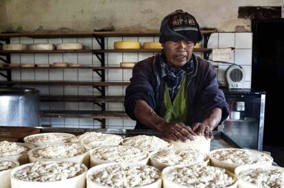 Jos&eacute; Mu&ntilde;os trabaja en la producci&oacute;n de queso en Huachucocha.