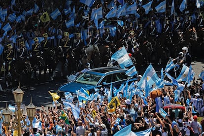 Una multitud recibe el coche de Javier Milei a su llegada al Congreso de Buenos Aires, este domingo. 