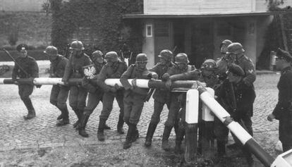 Tropas alemanas de Wehrmacht retirando una barrera en la frontera entre Alemania y Polonia.