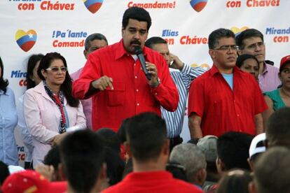 El vicepresidente Maduro, al micr&oacute;fono, este lunes en Caracas.