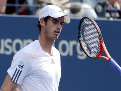 Murray lanza la raqueta durante el partido ante Alex Bogomolov 