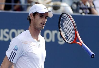 Murray lanza la raqueta durante el partido ante Alex Bogomolov 