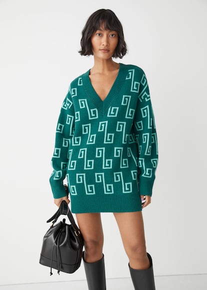 Con motivos geométricos, cuello de pico y silueta oversize, lo bueno de este jersey de &Other Stories es que además lo podrás llevar como vestido.

129€