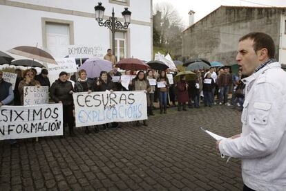 Vecinos en Cesuras piden más información sobre la fusión.