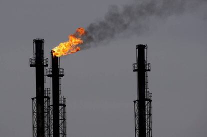 Chimeneas en la refinería de gas y petróleo de Brazi, 60 kilómetros al norte de Bucarest, Rumanía. 